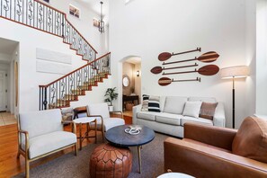 บ้านพัก, หลายเตียง, ห้องครัว, วิวสนามกอล์ฟ (Mauna Lani Fairways 801) | บริเวณนั่งเล่น | ทีวีจอแบน