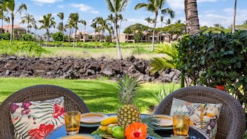 Stadtwohnung, Mehrere Betten, Veranda, Blick auf den Golfplatz (Waikoloa Colony Villas 303) | Speisen im Freien