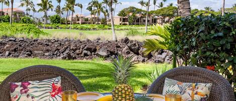 Casa de ciudad, varias camas, lanai, vista al campo de golf (Waikoloa Colony Villas 303) | Restaurante al aire libre