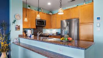 Stadtwohnung, Mehrere Betten, Veranda, Blick auf den Golfplatz (Waikoloa Colony Villas 303) | Eigene Küche | Esstisch