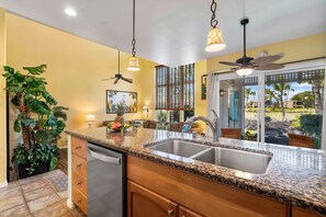 Stadtwohnung, Mehrere Betten, Veranda, Blick auf den Golfplatz (Waikoloa Colony Villas 303) | Eigene Küche | Esstisch