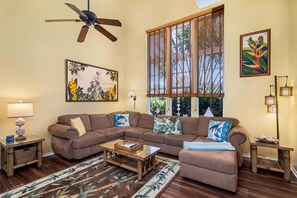 Stadtwohnung, Mehrere Betten, Veranda, Blick auf den Golfplatz (Waikoloa Colony Villas 303) | Wohnbereich | 60-Zoll-Flachbildfernseher mit Digitalempfang