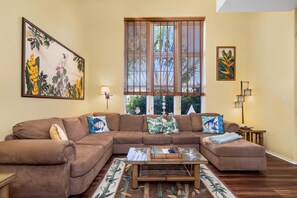 Maison mitoyenne, plusieurs lits, véranda, vue golf (Waikoloa Colony Villas 303) | Coin séjour | Télévision à écran plat de 60 pouces avec chaßnes numériques