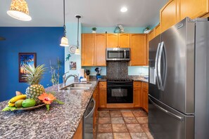 Casa adosada, varias camas, lanai, vistas al campo de golf (Waikoloa Colony Villas 303) | Cocina privada | Mesa de comedor