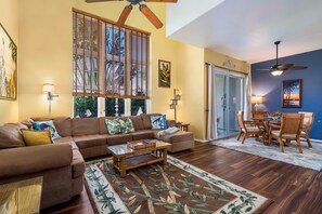 Townhome, Berbilang Katil, Lanai, Golf View (Waikoloa Colony Villas 303) | Ruang tamu | 60 inci televisyen skrin rata dengan digital