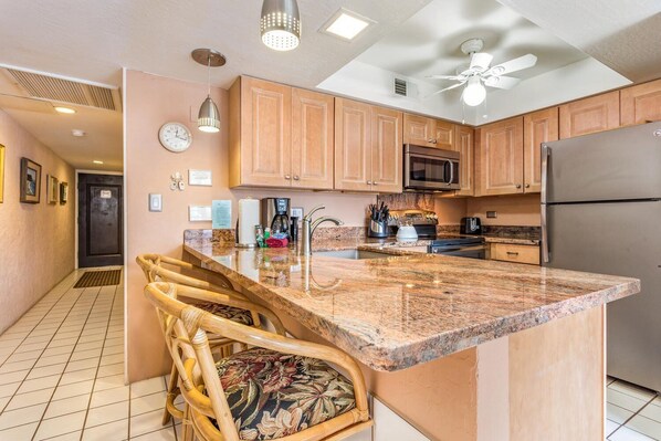 Apartamento, 1 cama de matrimonio grande, lanai, vistas parciales al mar (Casa de Emdeko 232) | Cocina privada | Cafetera o tetera y mesa de comedor