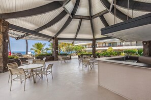 Condo, 1 King Bed, Lanai, Partial Ocean View (Casa de Emdeko 232) | Bar (on property)
