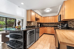 Condo, 1 Queen Bed with Sofa bed, Lanai, Garden View (Casa De Emdeko 110) | Private kitchen