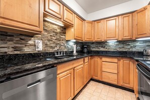 Condo, 1 grand lit et 1 canapé-lit, lanai, vue sur le jardin (Casa De Emdeko 110) | Cuisine privée | Table de salle à manger