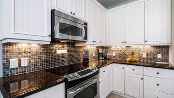 Townhouse, Beberapa Tempat Tidur, beranda, pemandangan kebun (Kulalani at Mauna Lani 2301) | Dapur pribadi | Mesin pembuat kopi/teh dan meja makan