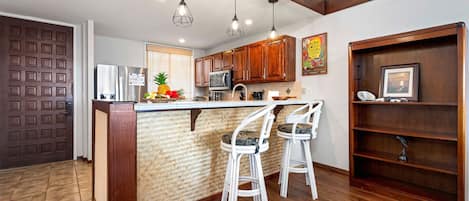 Condo, várias camas, varanda coberta, vista para o oceano (Country Club Villas 334) | Cozinha privada | Cafeteira/chaleira, mesas de jantar