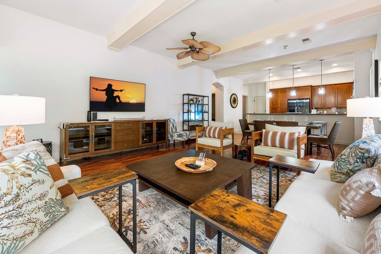 Pientalo, useita sänkyjä, lanai, näköala puutarhaan (Mauna Lani Fairways 302) | Oleskelualue | 42–tuumainen televisio, jossa digitaalikanavat