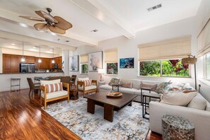 Casa de ciudad, varias camas, lanai, vista al jardín (Mauna Lani Fairways 302) | Área de sala de estar | Televisión de 42 pulgadas con canales digitales