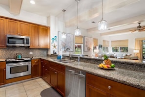 Casa de ciudad, varias camas, lanai, vista al jardín (Mauna Lani Fairways 302) | Cocina privada | Cafetera y tetera y comedor