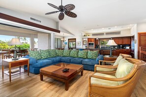 Casa adosada, varias camas, cocina, vistas a la montaña (Mauna Lani Villages 606) | Zona de estar | Televisión de pantalla plana de 42 pulgadas con canales digitales