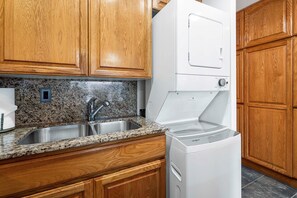 Condo, 1 King Bed with Sofa bed, Balcony, Partial Ocean View (Kona Isle B38) | Laundry