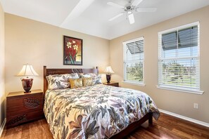 A bedroom with a bed, two bedside tables, a ceiling fan, and two windows with blinds. - 2 Bdrm Plus Loft - AC & Wifi - Concierge Included - Lanai!! - Vrkcv (Waikoloa)