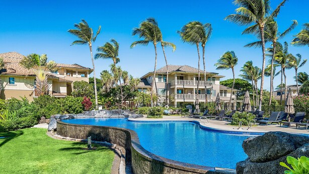 A resort with a large swimming pool, palm trees, and multiple buildings. - 2 Bdrm Plus Loft - AC & Wifi - Concierge Included - Lanai!! - Vrkcv (Waikoloa)