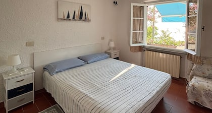 Quiet apartment in front of Corsica