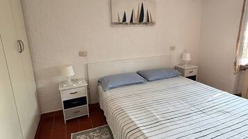 1 habitación, tabla de planchar con plancha, wifi y ropa de cama