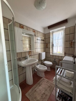 Douche, sĂšche-cheveux, bidet, serviettes fournies