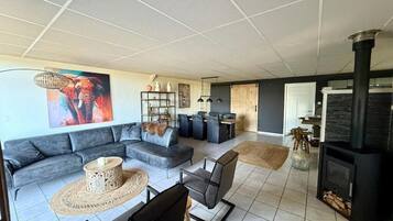 Una Smart TV, una chimenea