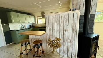 Frigorífico, microondas, horno y placa de cocina