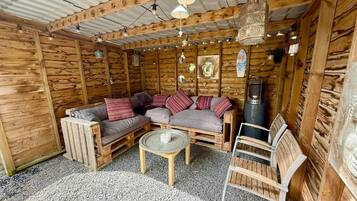 Una Smart TV, una chimenea