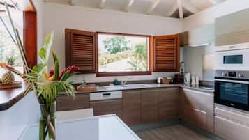 Villa de lujo, alberca privada, vista al jardín | Cocina privada | Refrigerador, microondas, horno y parrilla de estufa