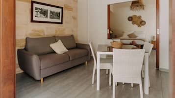 Comfort-Studio, 1 Queen-Bett und Schlafsofa, Poolblick | Wohnbereich
