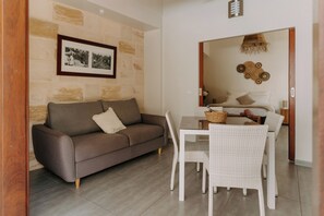 Comfort Studio, 1 Queen Bed with Sofa bed, Pool View | Living area