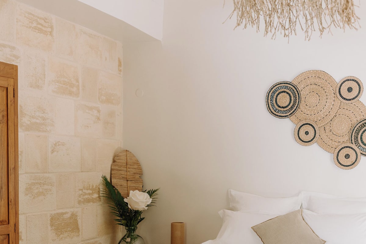 Comfort Studio, 1 Queen Bed, Pool View | Individually decorated, individually furnished, free WiFi, bed sheets