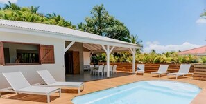 Luksushuvila, yksityinen uima-allas, näköala puutarhaan | Terassi/patio