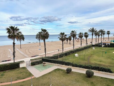 Apartment in a beautiful community with swimming pool, tennis court and beach within walking distance.