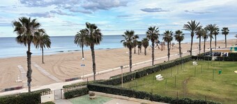 Apartment in a beautiful community with swimming pool, tennis court and beach within walking distance.