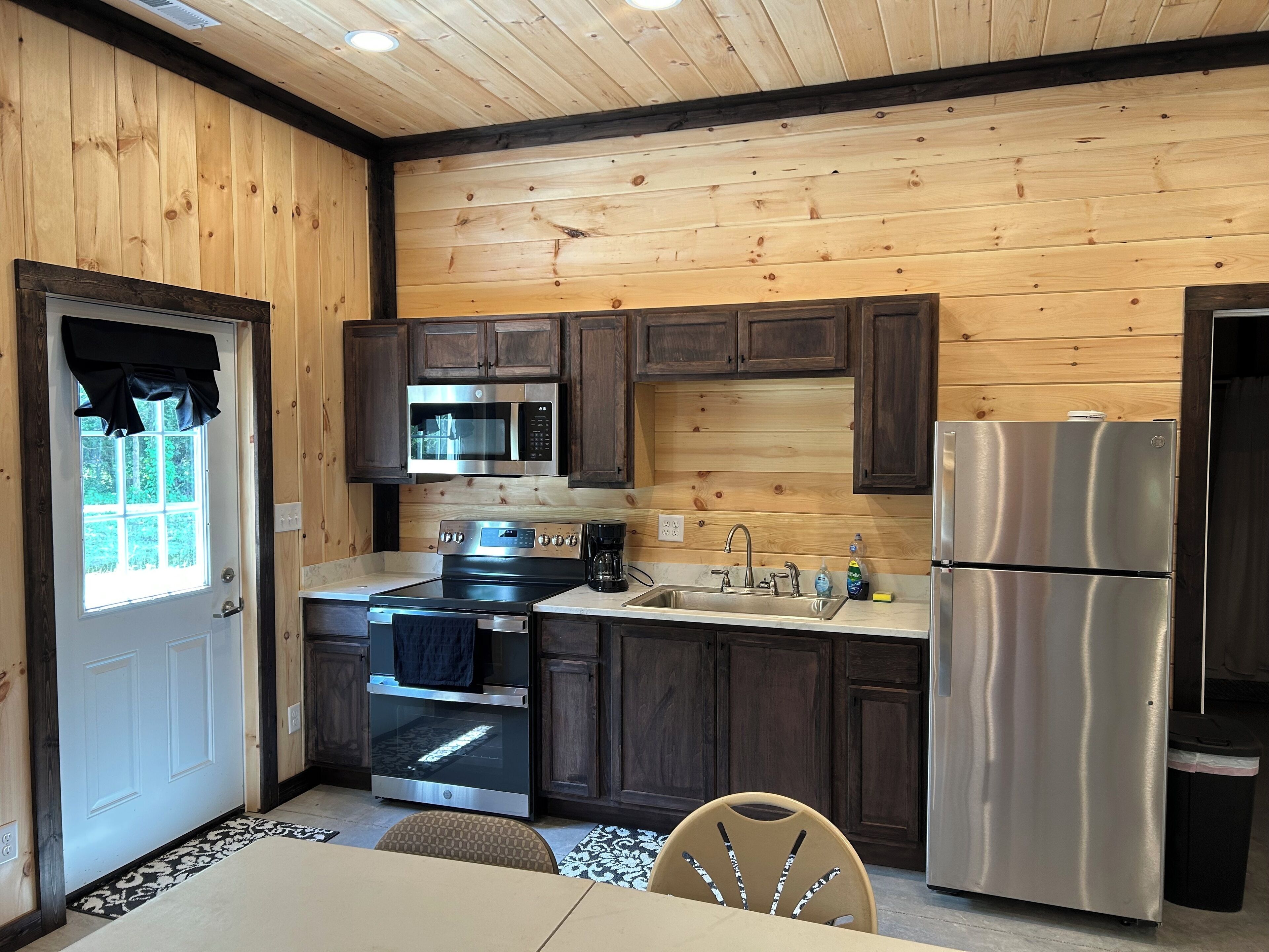 Een microgolfoven, een oven, een kookplaat