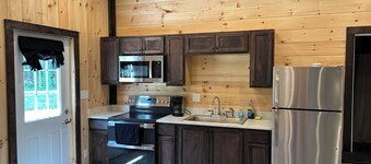 Cozy 2-bedroom building in nice Emporia with WiFi, AC
