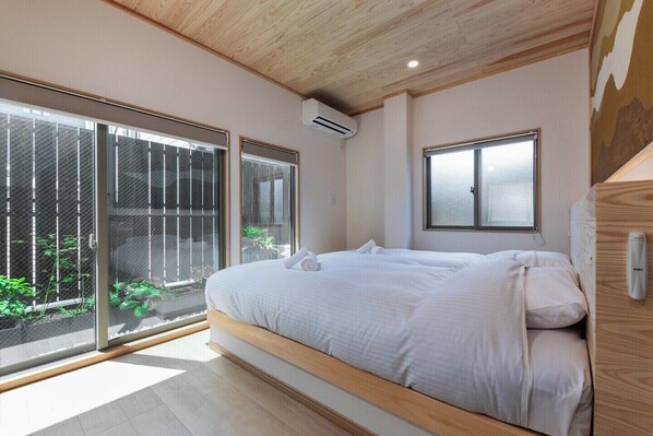 4 bedrooms, iron/ironing board, Internet