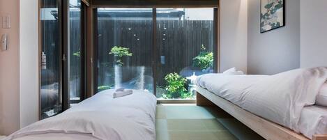 4 bedrooms, iron/ironing board, internet