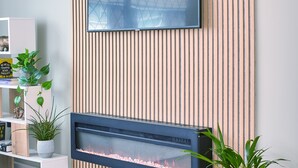 Una sala de estar moderna con chimenea empotrada, un televisor montado en la pared y una estantería con objetos decorativos.