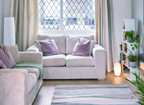 Cosy Nook - 3 Bedroom Retreat with Private Garden, Parking and Media Wall