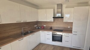 Coffee/tea maker, fridge, oven, stovetop
