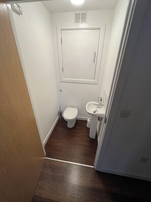 Secador de cabelo, toalhas de banho, sabonete, papel higiênico