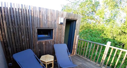 Chalet in the countryside, in the heart of a wooded garden.