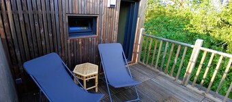 Chalet in the countryside, in the heart of a wooded garden.