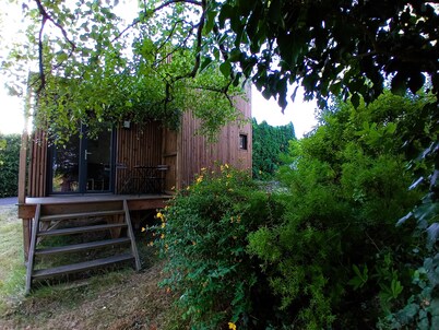 Chalet in the countryside, in the heart of a wooded garden.