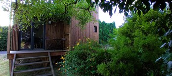 Chalet in the countryside, in the heart of a wooded garden.