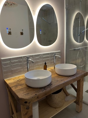 Dusche, Haartrockner, Handtücher