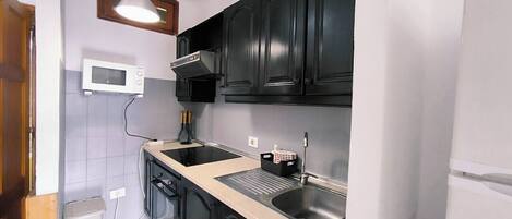 Fridge, microwave, oven, coffee/tea maker