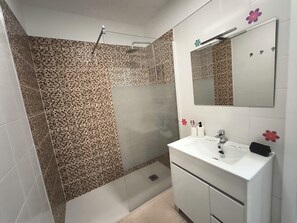 Bathroom - Beachfront Apartment - Girls (Candelaria)